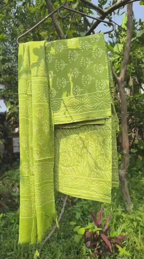 ✨ Elegant Pista Green Chiffon Set ✨
Soft, graceful & perfect for both daily wear